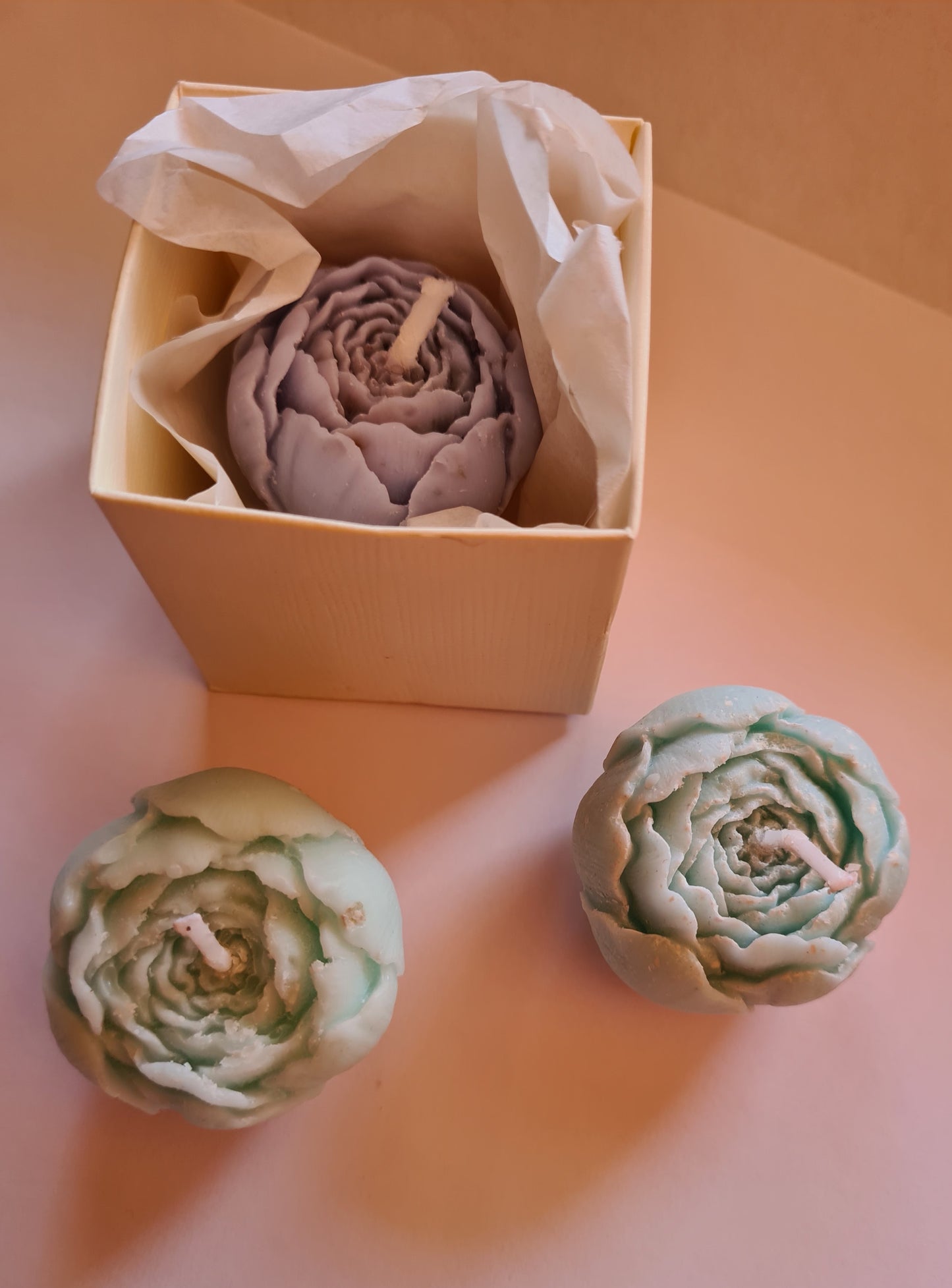 1 Candela segnaposto peonie,fiore ,fiocco e biglietto,bomboniera cera di soia,profumata,personalizzabile