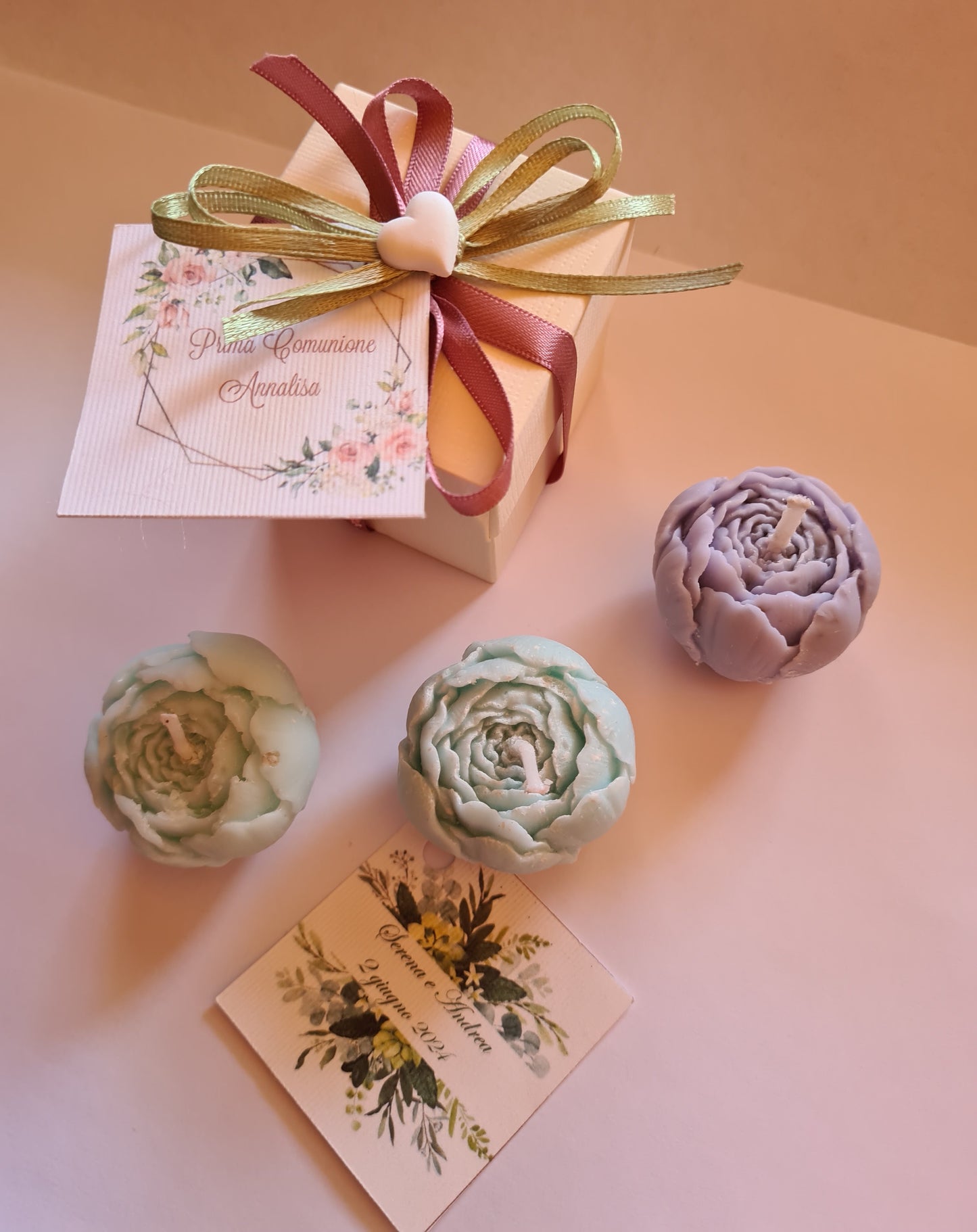 1 Candela segnaposto peonie,fiore ,fiocco e biglietto,bomboniera cera di soia,profumata,personalizzabile