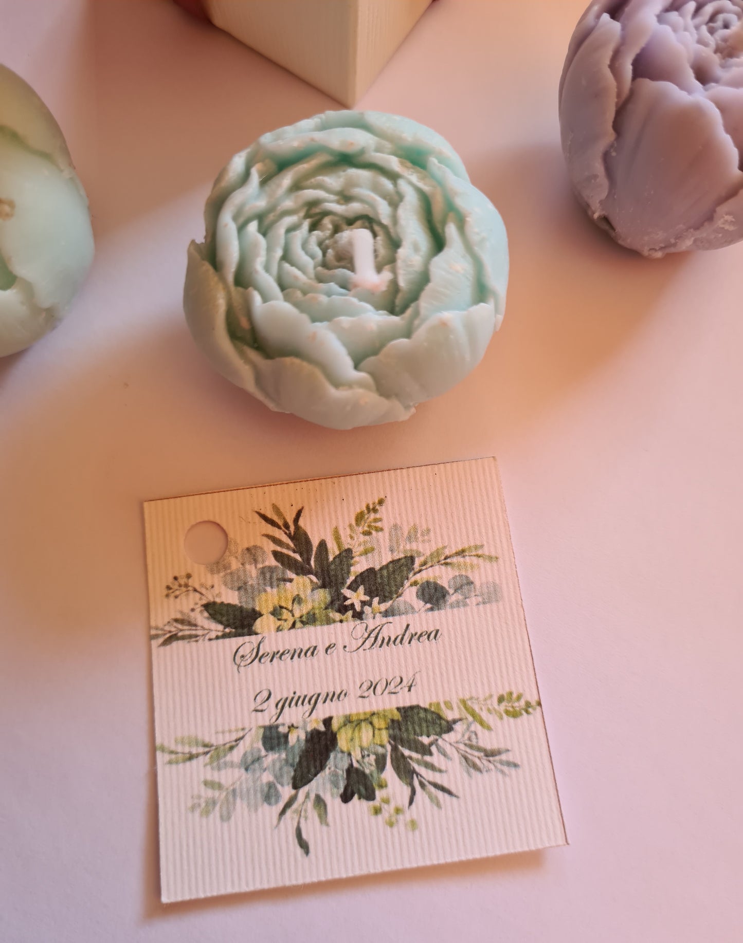 1 Candela segnaposto peonie,fiore ,fiocco e biglietto,bomboniera cera di soia,profumata,personalizzabile