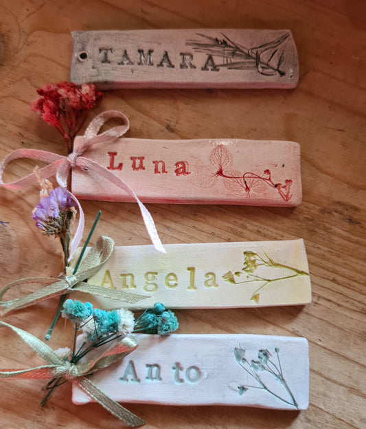 1 Segnaposto /targhetta calamita in ceramica personalizzabile con nome,colori,segnaposto matrimonio,comunione,eventi