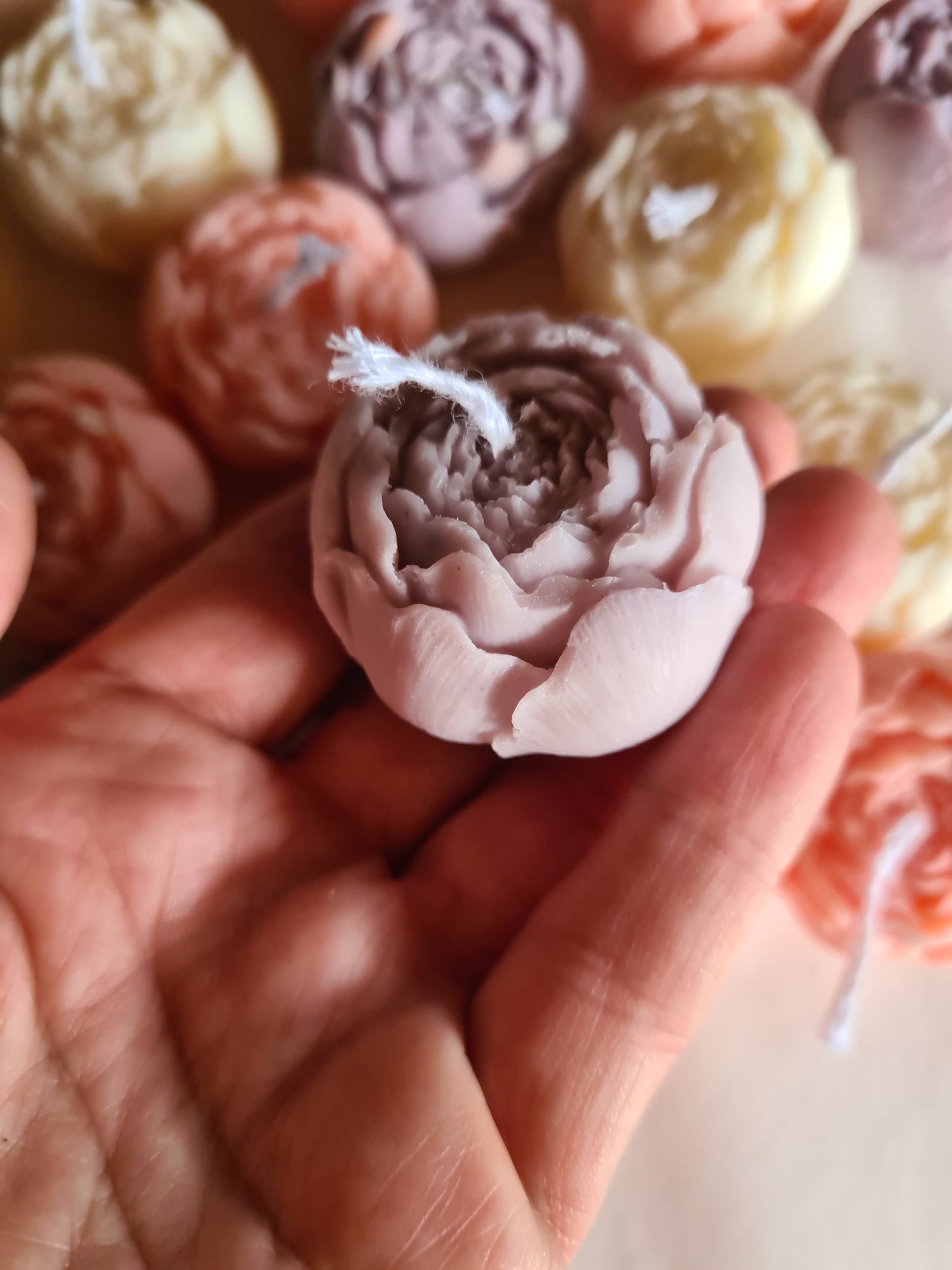 1 Candela segnaposto peonie,fiore ,fiocco e biglietto,bomboniera cera di soia,profumata,personalizzabile
