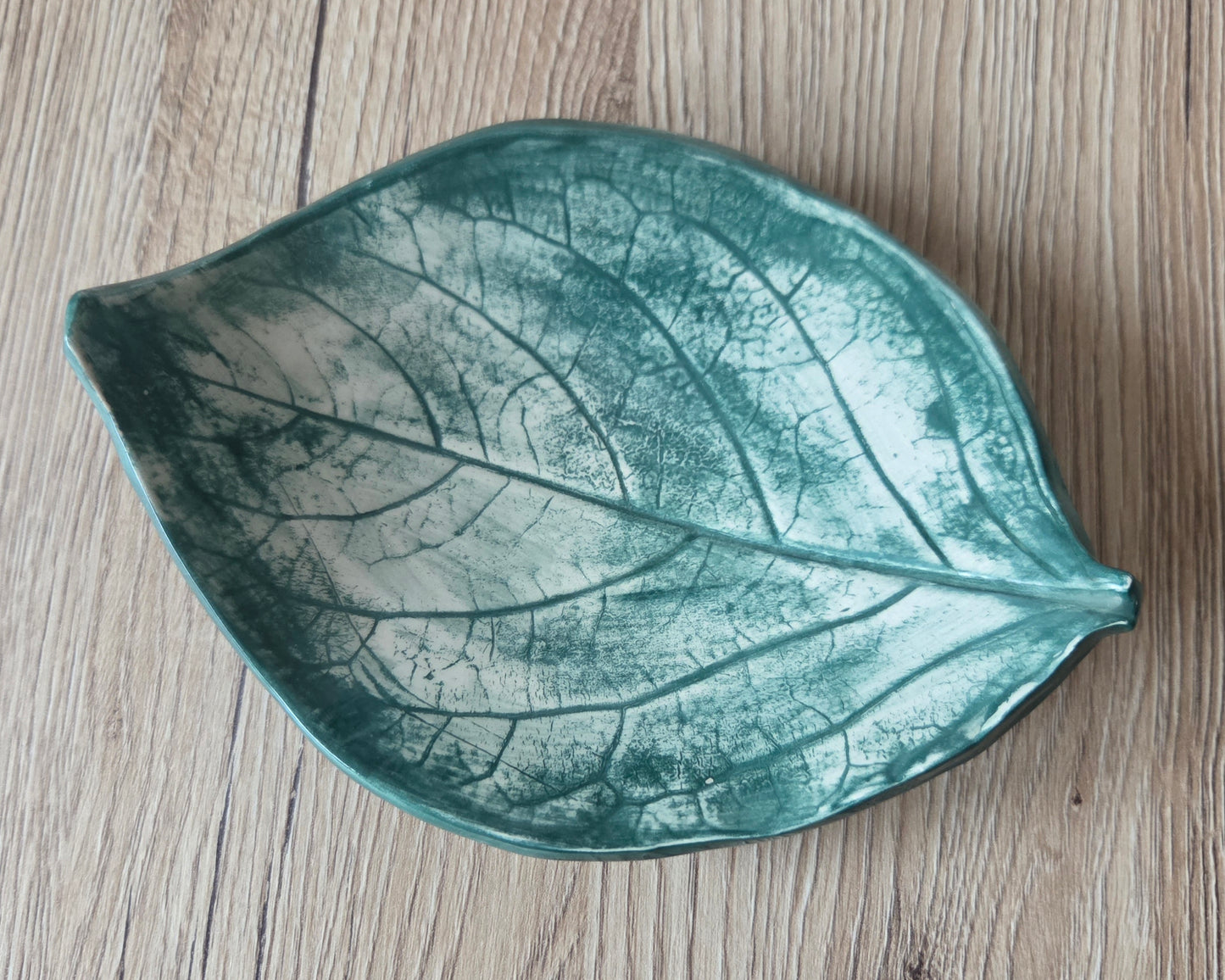 Foglia svuotatasche ,portagioie in ceramica fatto a mano