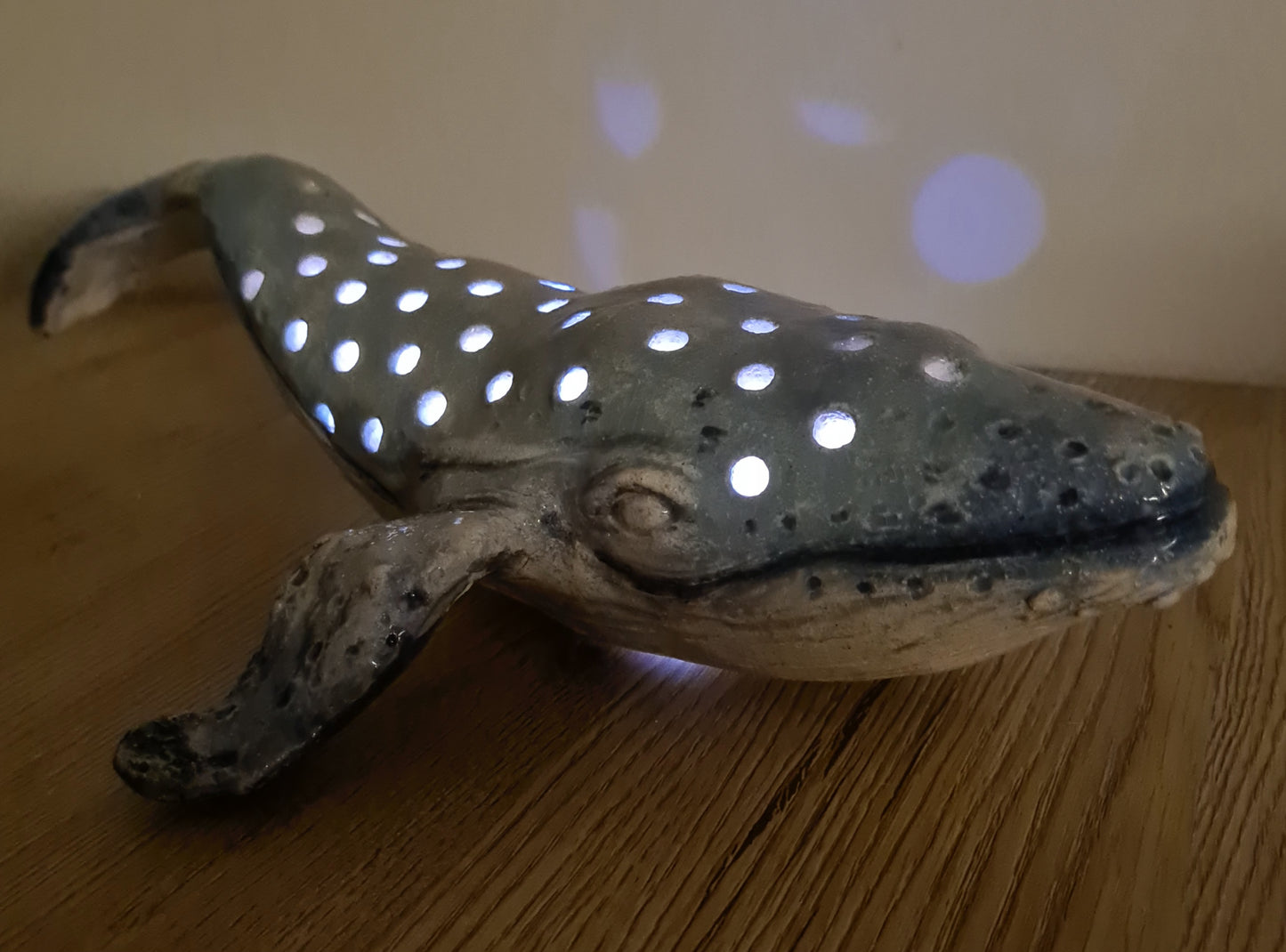 Lampada Balena ,scultura ceramica,meggattera ,creazione artigianale,fatto a mano 100%