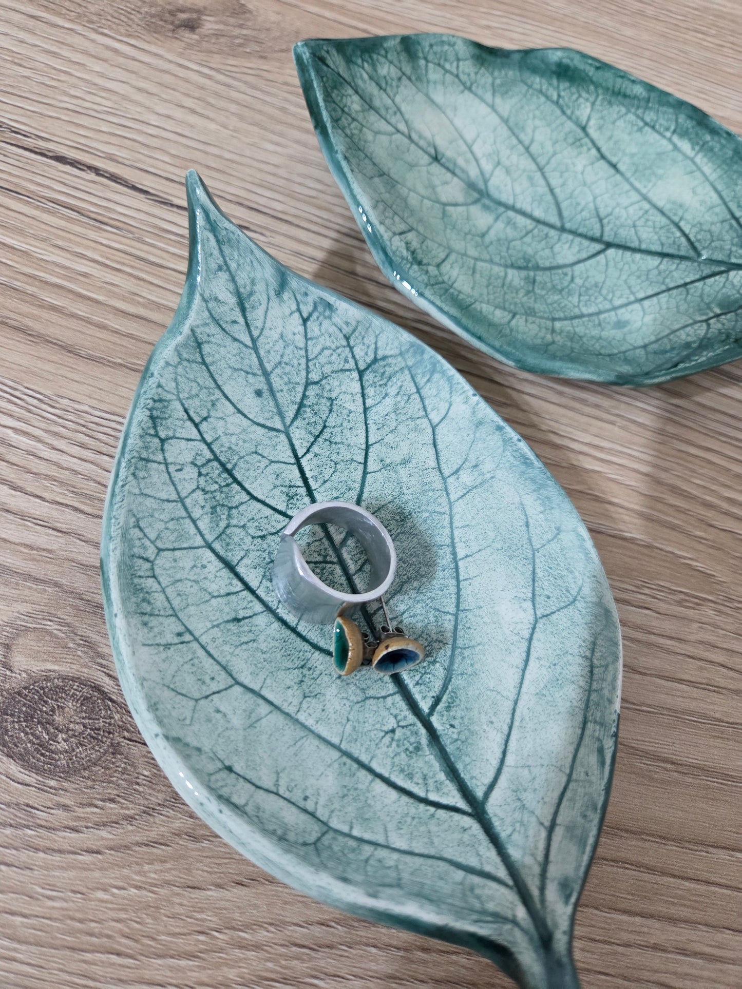 Foglia svuotatasche ,portagioie in ceramica fatto a mano