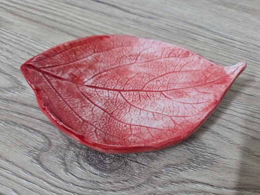 Foglia svuotatasche ,portagioie in ceramica fatto a mano