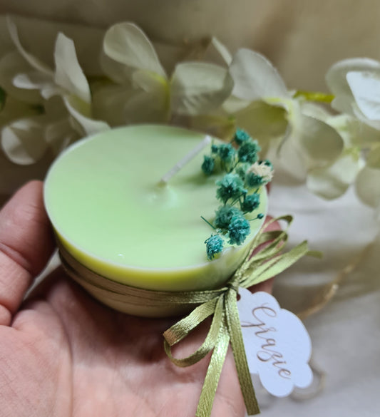 1 Candela segnaposto rotonda ,con fiori secchi ,fiocco e biglietto,bomboniera cera di soia,profumata,personalizzabile