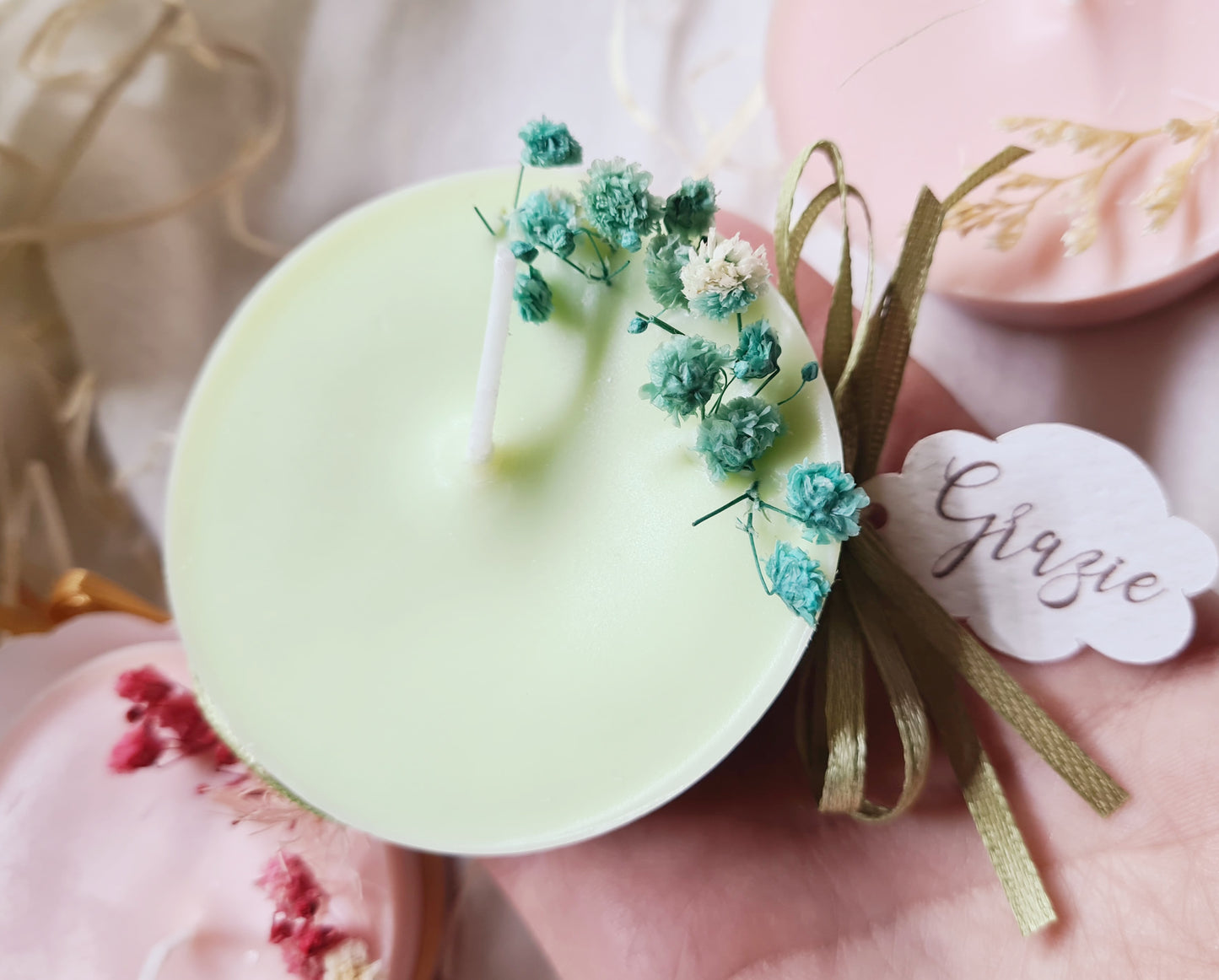 1 Candela segnaposto rotonda ,con fiori secchi ,fiocco e biglietto,bomboniera cera di soia,profumata,personalizzabile