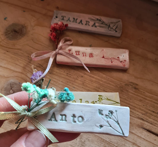 1 Segnaposto /targhetta  calamita in ceramica personalizzabile con nome,colori,segnaposto matrimonio,comunione,eventi