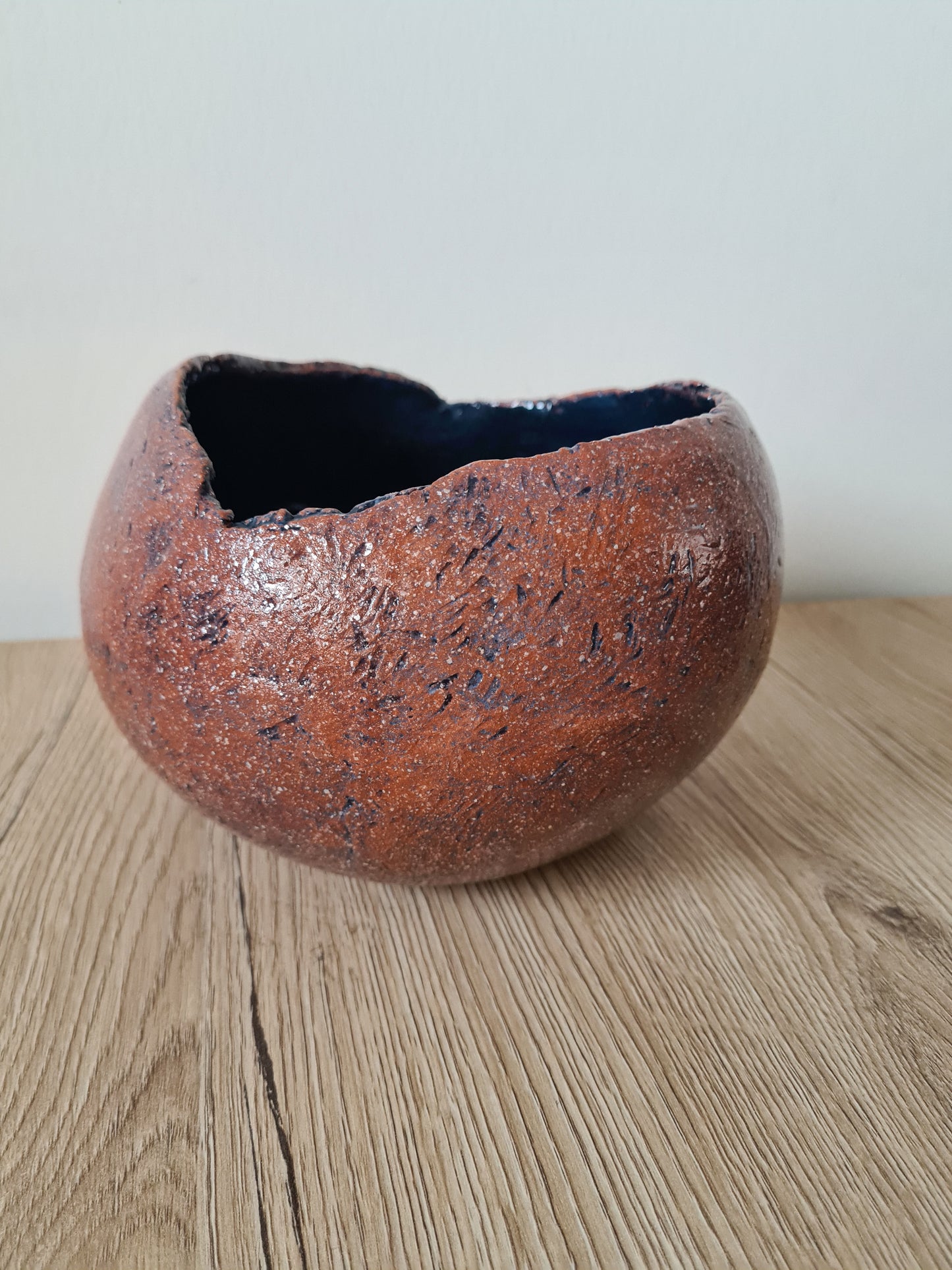 Vaso testurizzato fatto a mano, vaso rotondo,vaso in ceramica marrone,smalto blu,arredamento