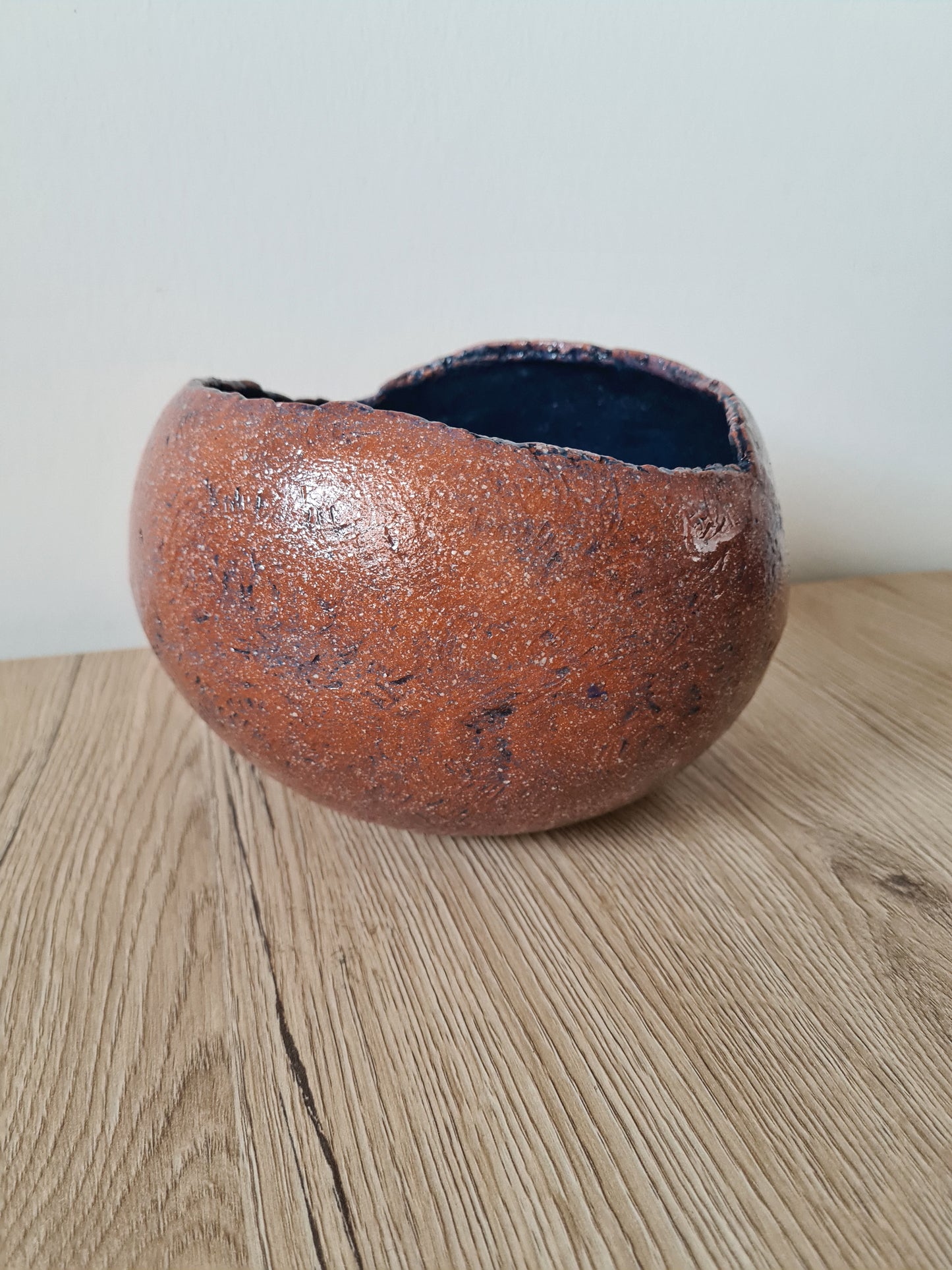 Vaso testurizzato fatto a mano, vaso rotondo,vaso in ceramica marrone,smalto blu,arredamento