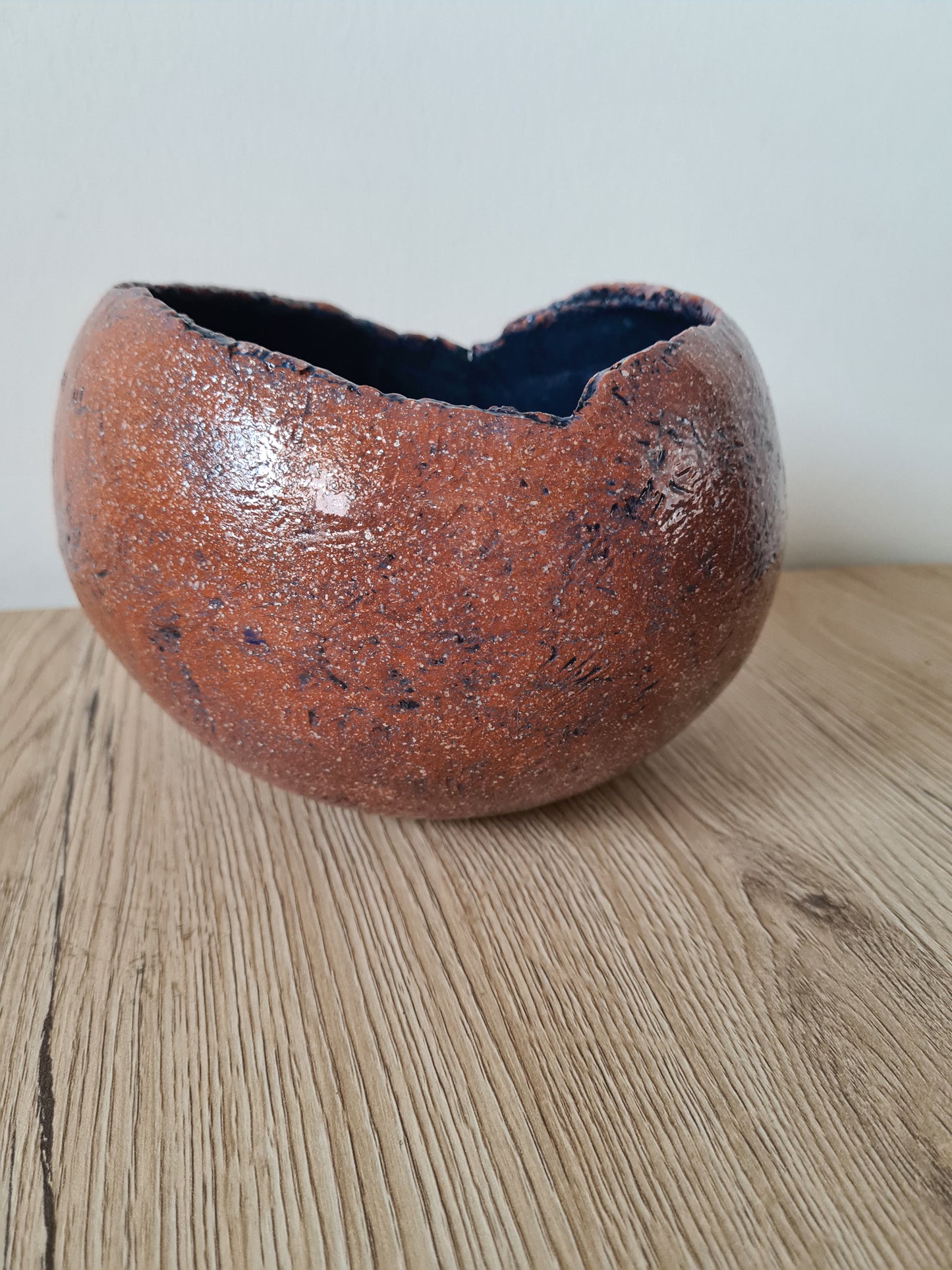 Vaso testurizzato fatto a mano, vaso rotondo,vaso in ceramica marrone,smalto blu,arredamento