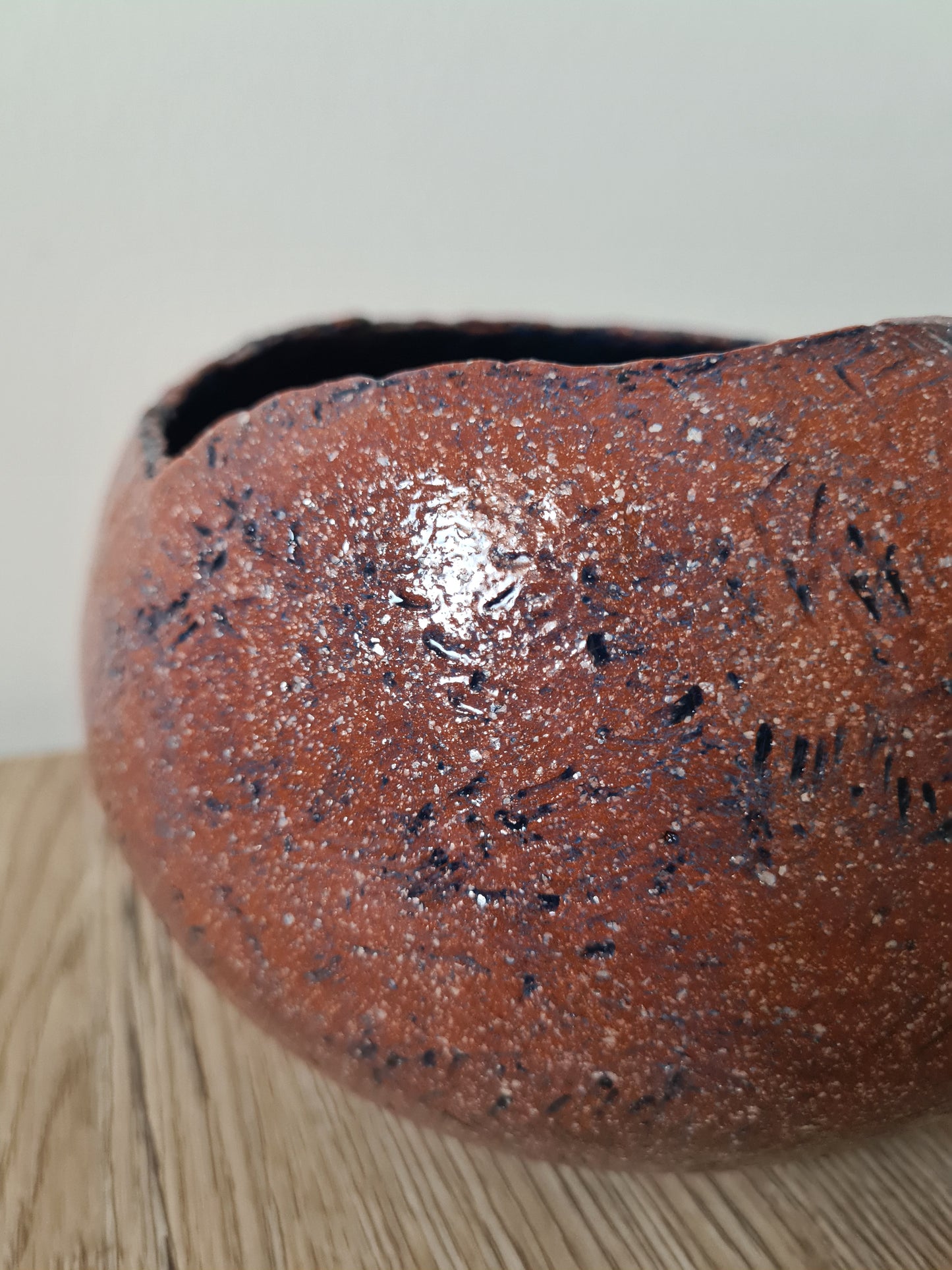 Vaso testurizzato fatto a mano, vaso rotondo,vaso in ceramica marrone,smalto blu,arredamento