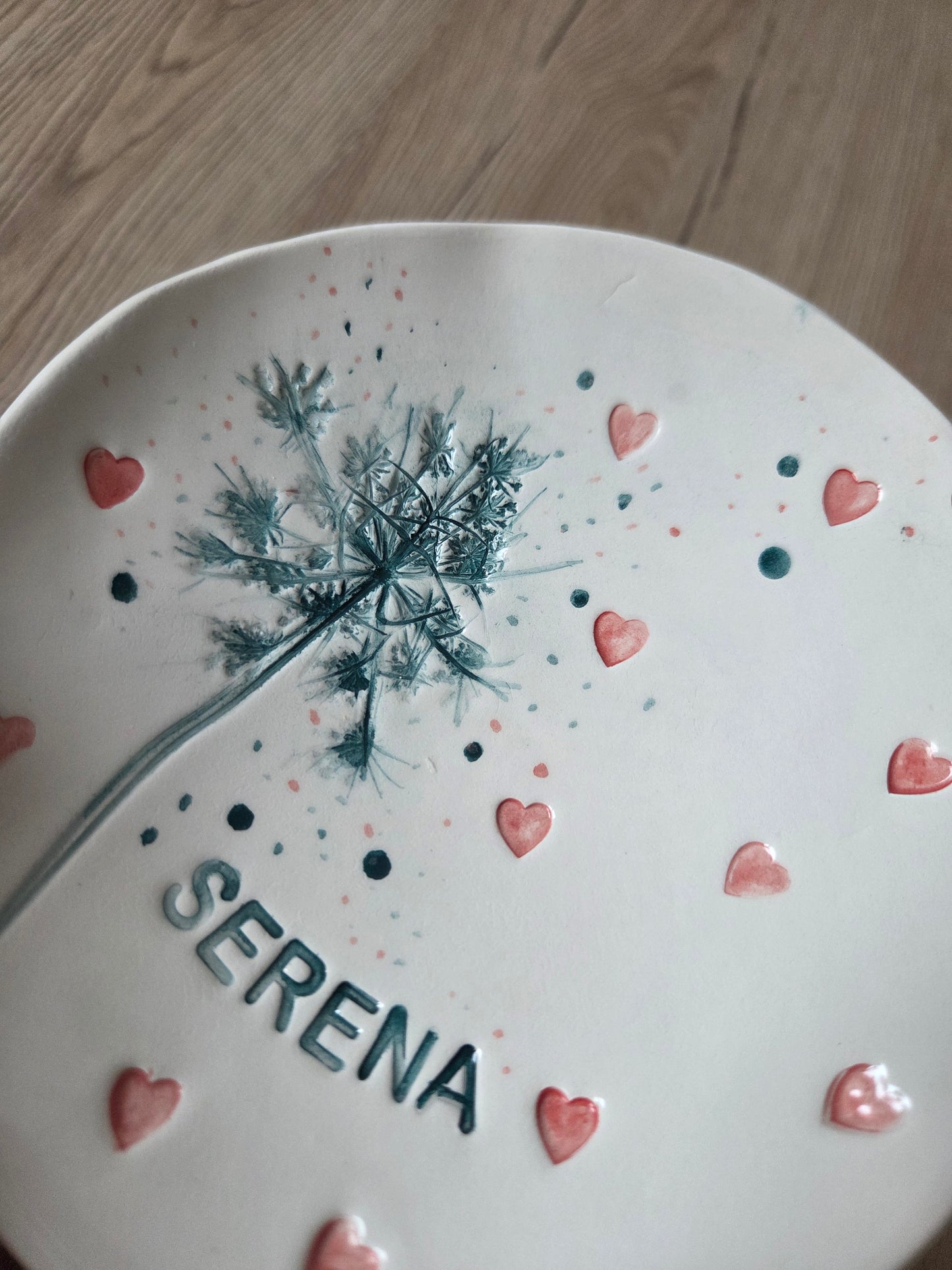 Piatto in ceramica fatto a mano con fiori e foglie impresse ,con cuori, bomboniera, regalo natale svuotatasche ,portagioie