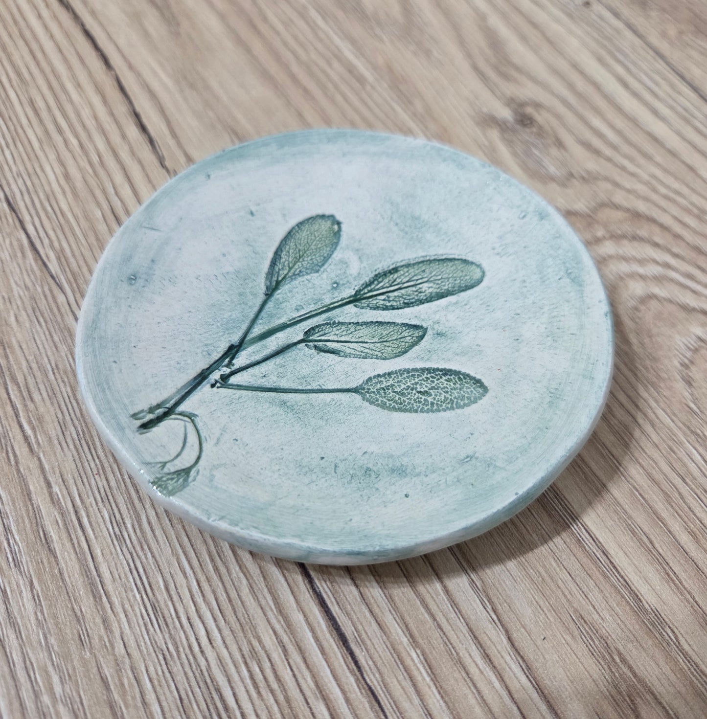 Piattini in ceramica fatti a mabo con fiori e foglie impresse , bomboniere,  svuotatasche ,portagioie