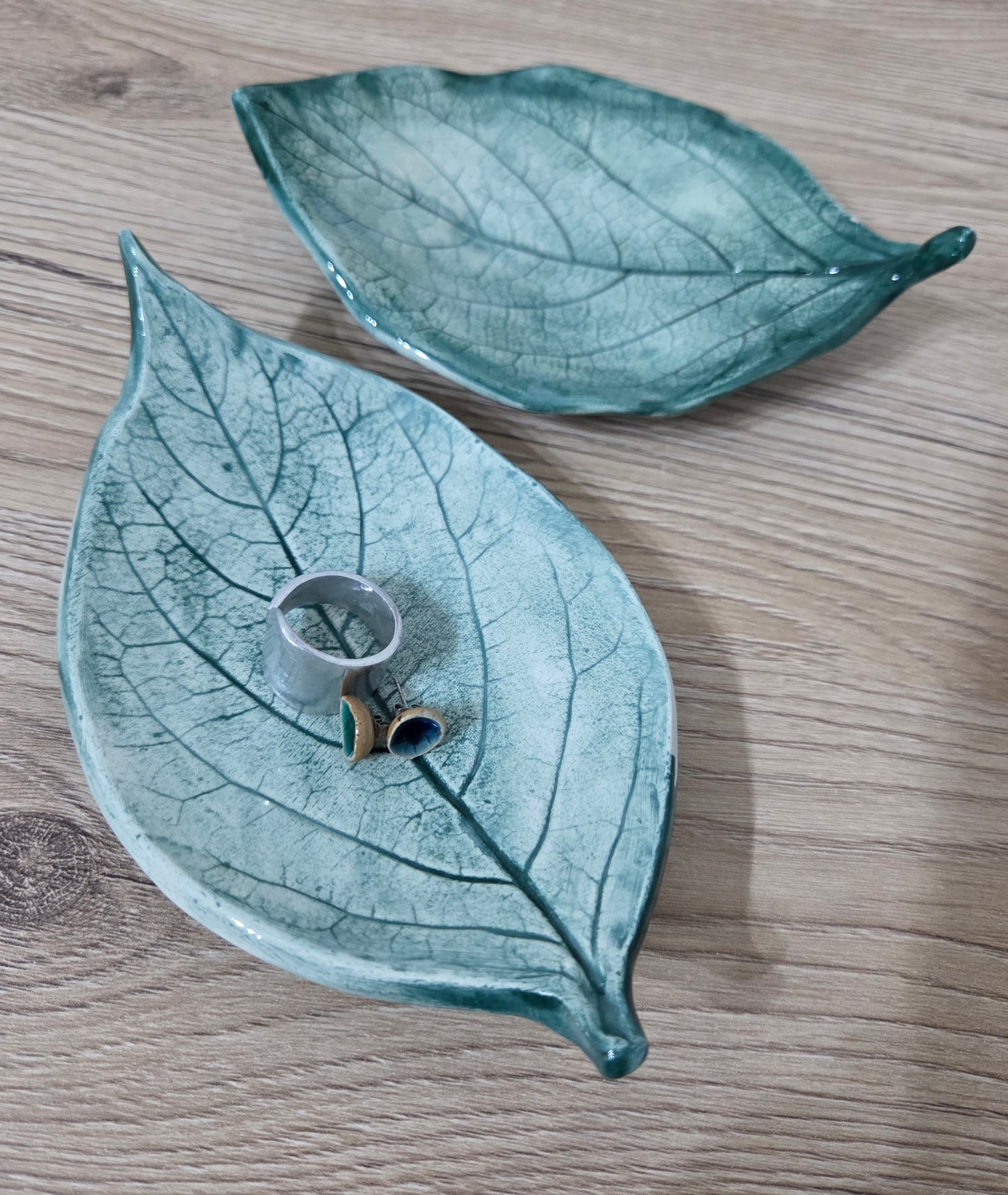 Foglia svuotatasche ,portagioie in  ceramica fatto a mano