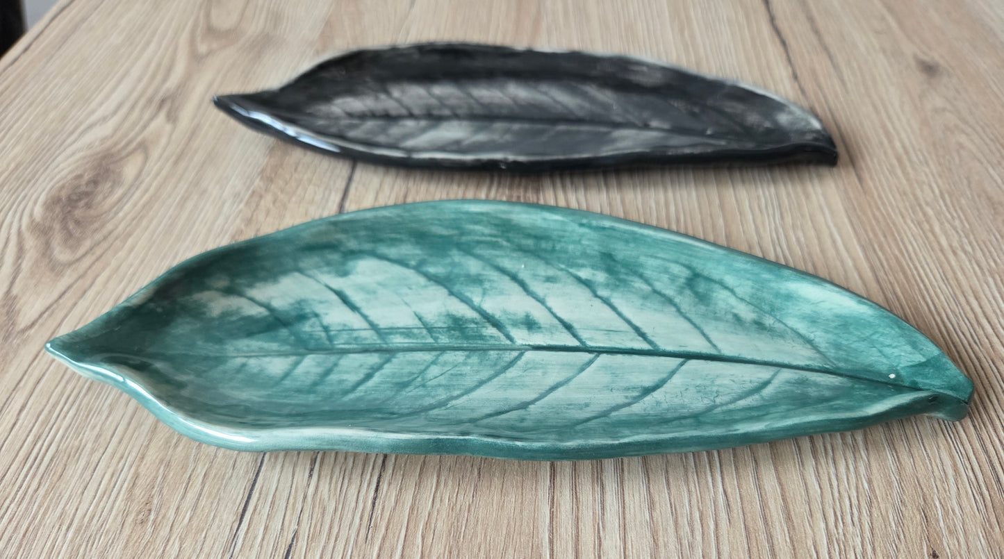 Foglia svuotatasche ,portagioie in  ceramica fatto a mano