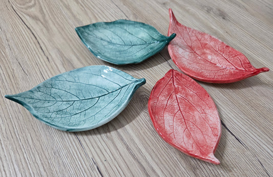 Foglia svuotatasche ,portagioie in  ceramica fatto a mano