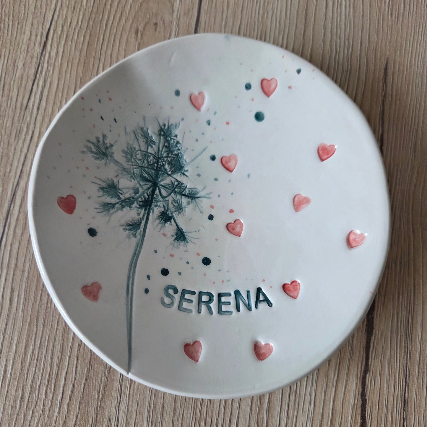Piatto in ceramica fatto a mano con fiori e foglie impresse ,con cuori, bomboniera, regalo natale svuotatasche ,portagioie