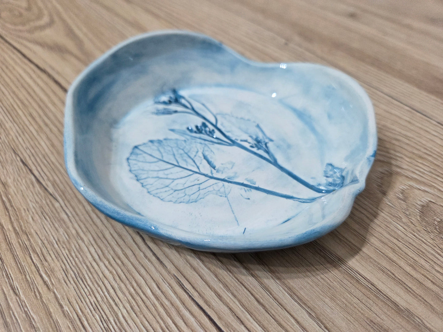 Piattini in ceramica fatti a mabo con fiori e foglie impresse , bomboniere,  svuotatasche ,portagioie