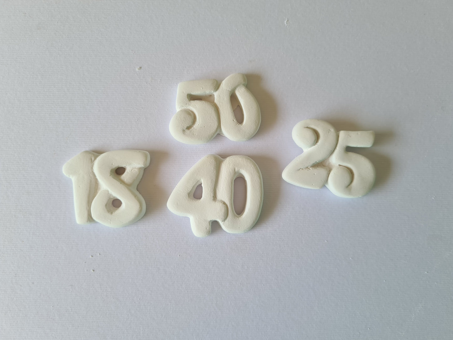 10 Gessetti profumati  50 anni,40 anni 25 anni,18 anni ,segnaposti matrimonio,comunione ,battesimo,cresima ,comunione