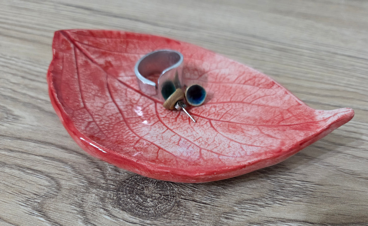 Foglia svuotatasche ,portagioie in  ceramica fatto a mano