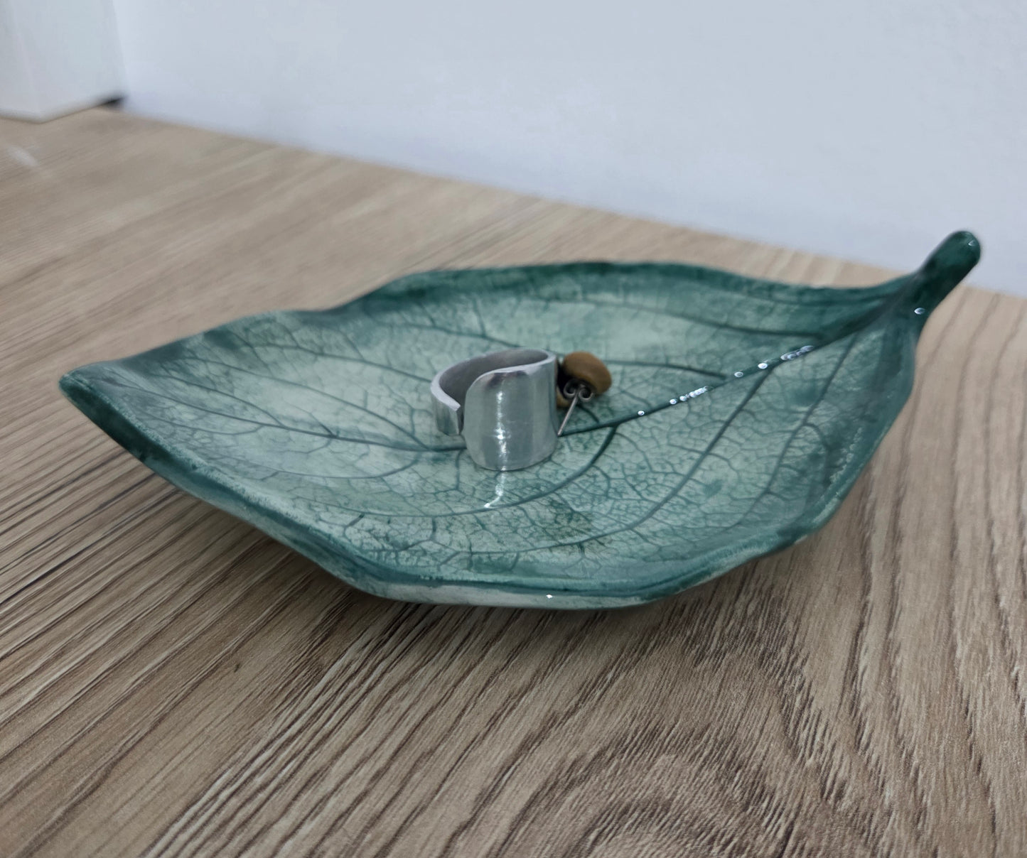 Foglia svuotatasche ,portagioie in  ceramica fatto a mano
