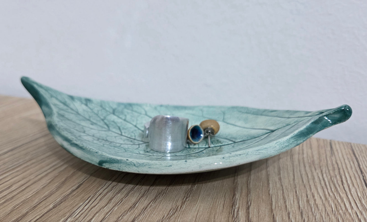Foglia svuotatasche ,portagioie in  ceramica fatto a mano
