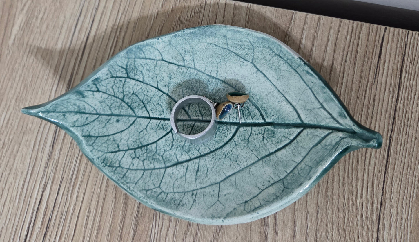 Foglia svuotatasche ,portagioie in  ceramica fatto a mano