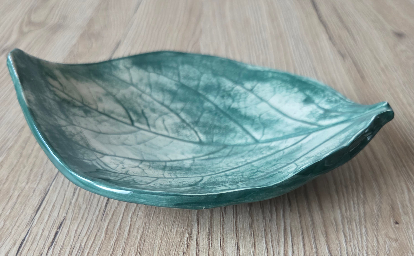 Foglia svuotatasche ,portagioie in  ceramica fatto a mano