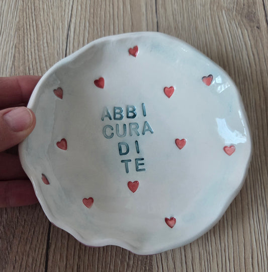 Piatto in ceramica fatto a mano con frase personalizzabile ,con cuori, bomboniera, regalo natale svuotatasche ,portagioie