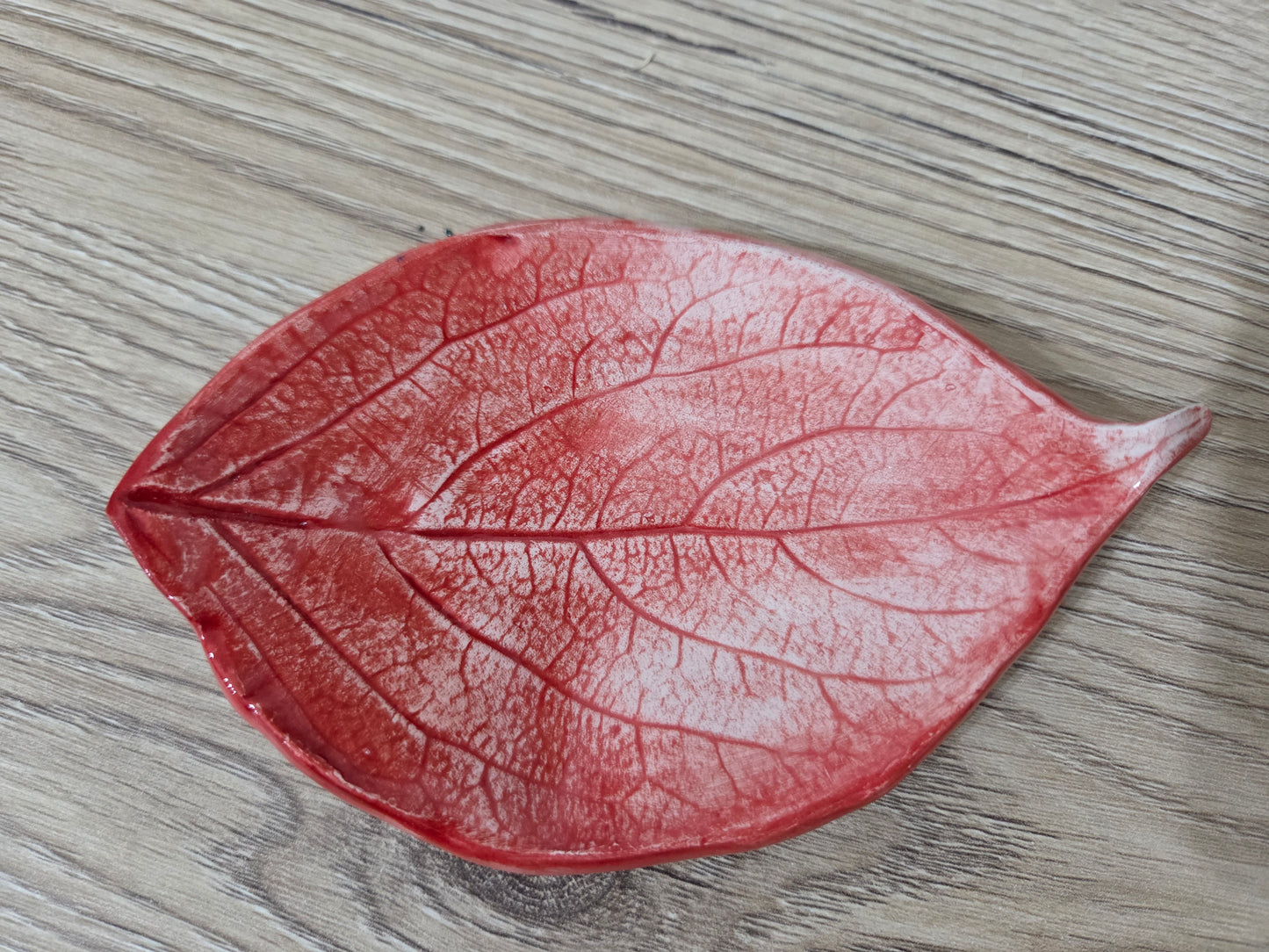 Foglia svuotatasche ,portagioie in  ceramica fatto a mano