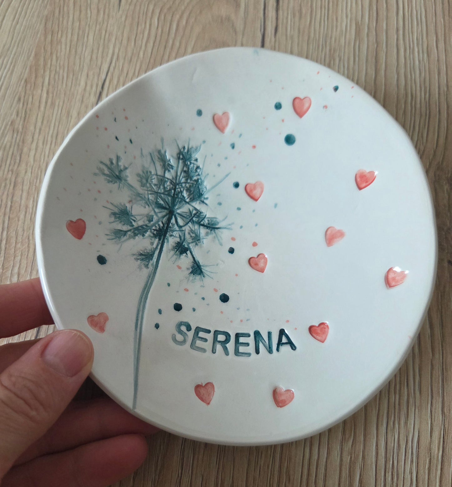 Piatto in ceramica fatto a mano con fiori e foglie impresse ,con cuori, bomboniera, regalo natale svuotatasche ,portagioie