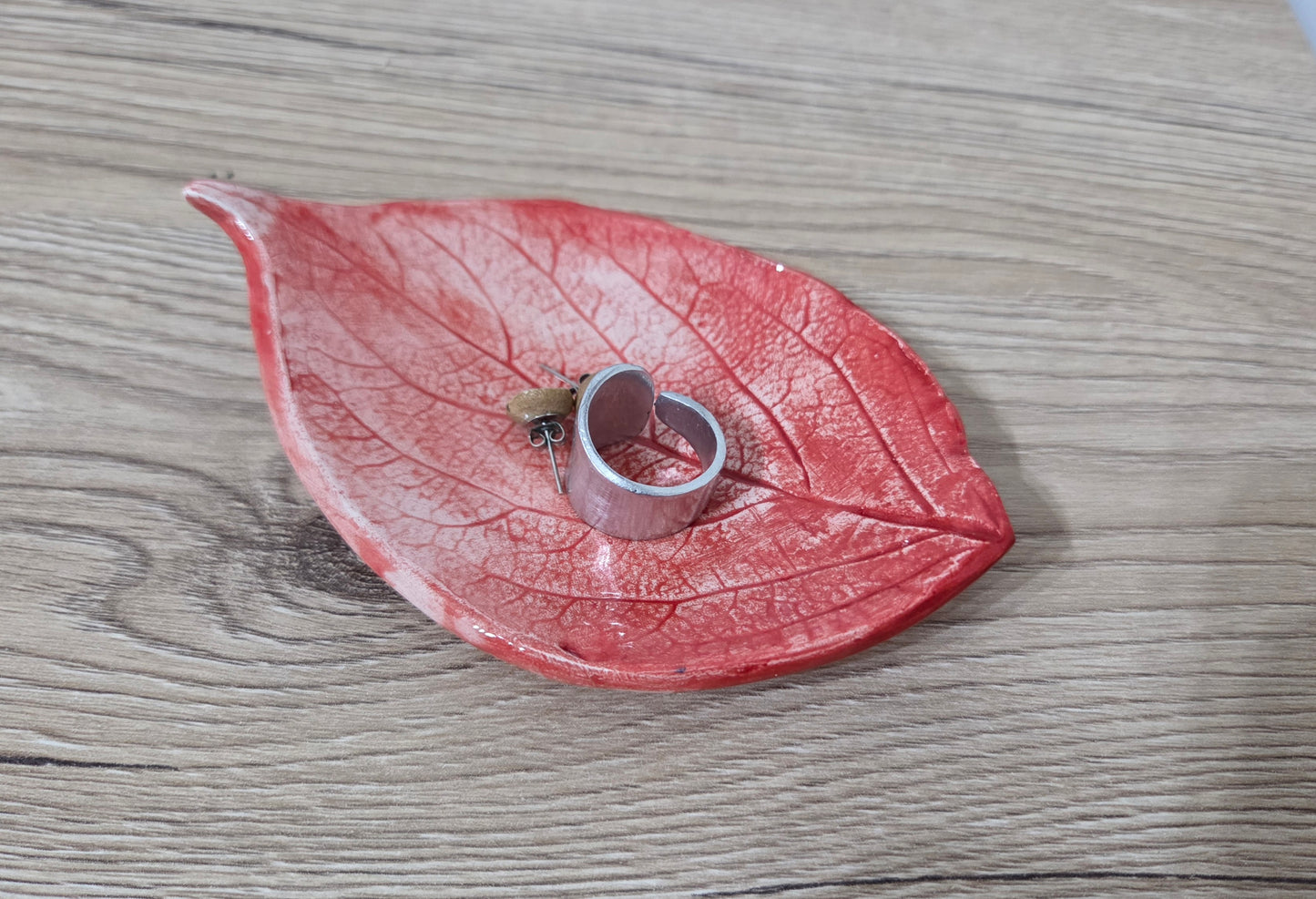 Foglia svuotatasche ,portagioie in  ceramica fatto a mano