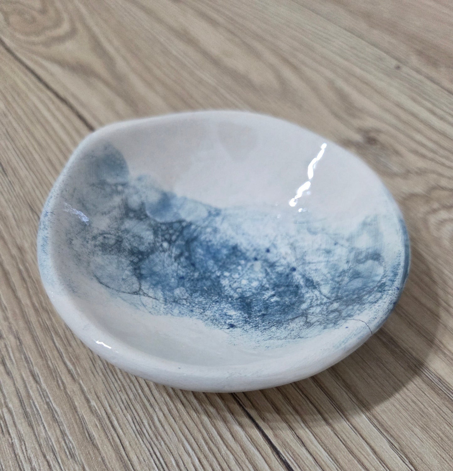 Piattini in ceramica fatti a mabo con fiori e foglie impresse , bomboniere,  svuotatasche ,portagioie